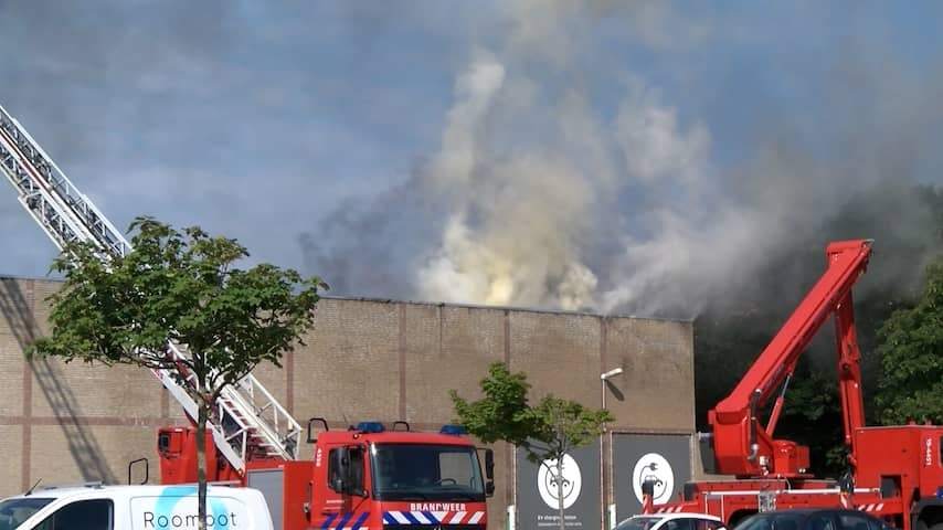 Large fire in swimming pool at Vakantiepark Domburg, building threatens to collapse