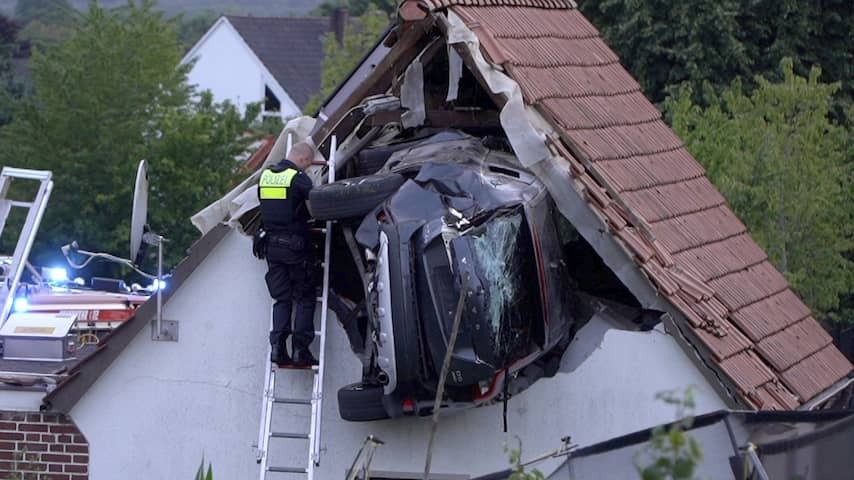 Car flies after an accident in the roof of German barn, child of 7 is seriously injured