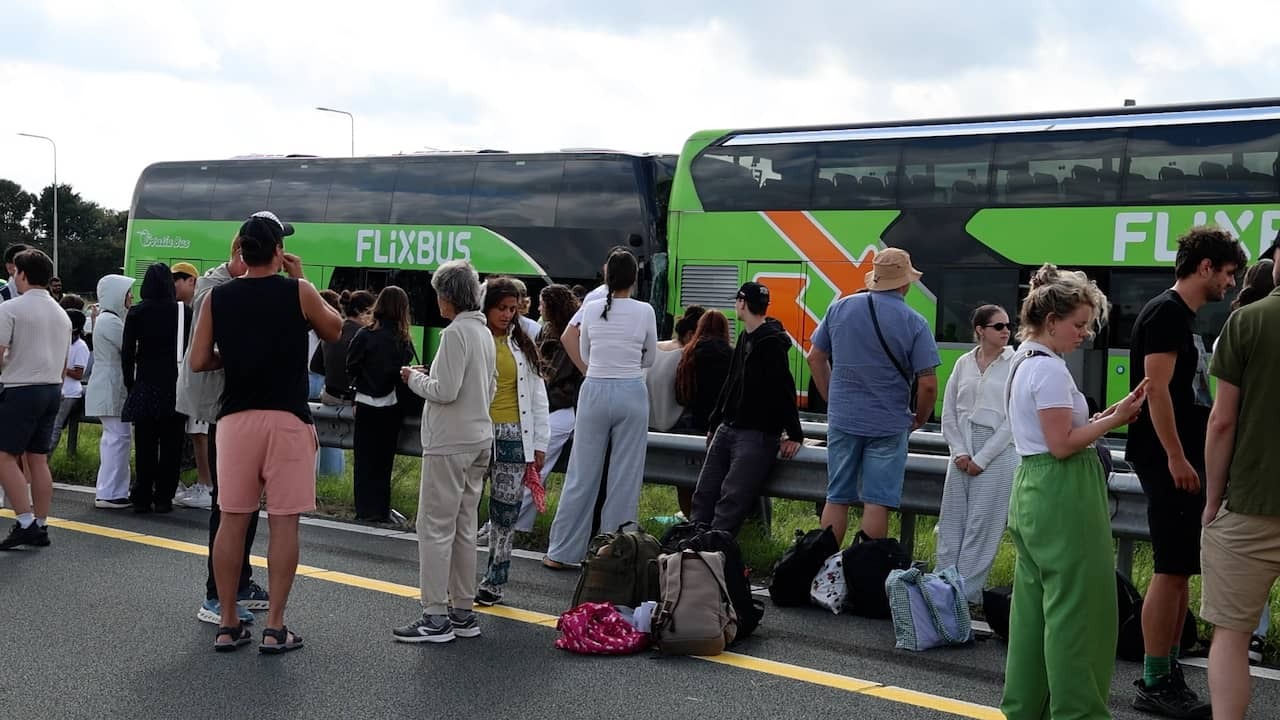 Image from video: A4 is full of passengers after accident between two coaches