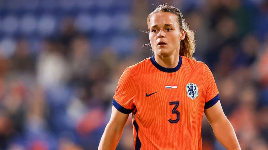 Oranje-International Ilse van der Zanden signs just before EK Start at Fiorentina