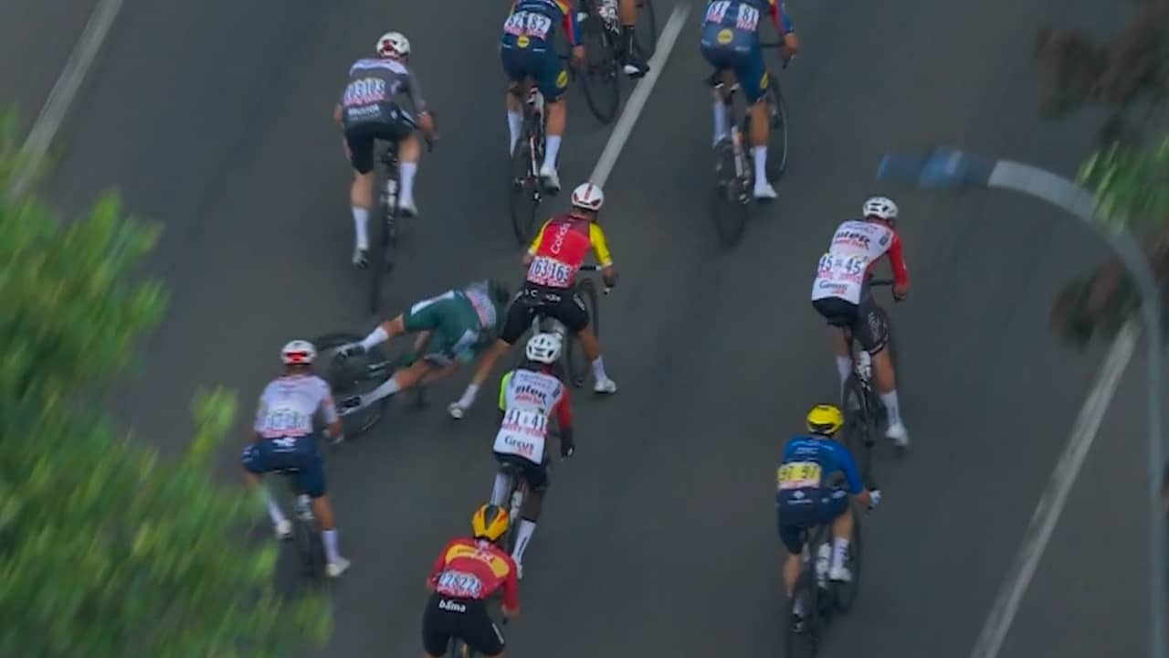 Image from Video: Groenetruidrager Philipsen falls hard at intermediate sprint