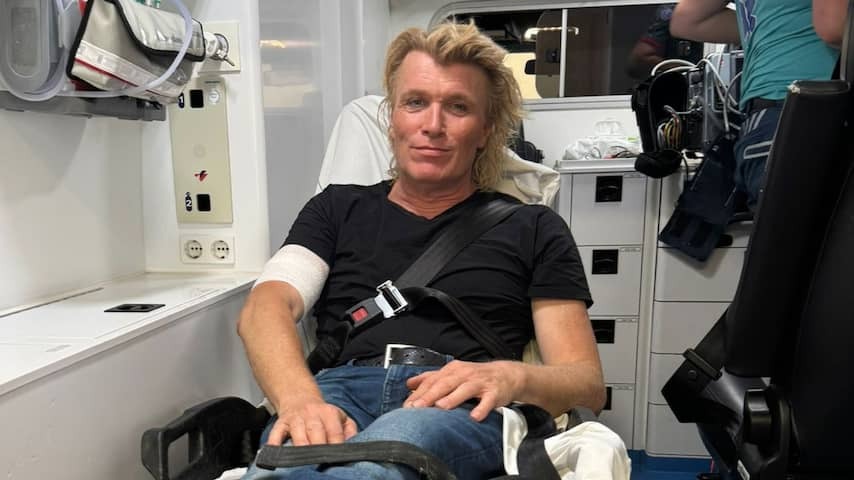 Hans Klok accidentally gets a saber 'right through his arm' during show