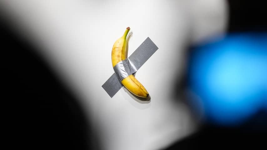 Artwork of banana stuck on wall again eaten by museum visitors
