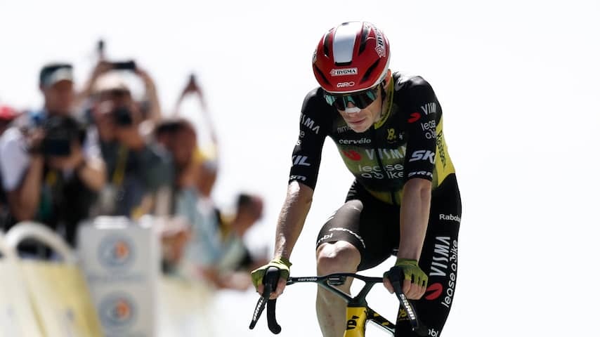 Fingeraard bumps into a photographer after finish and it falls: 'Looking better out of your eyes'