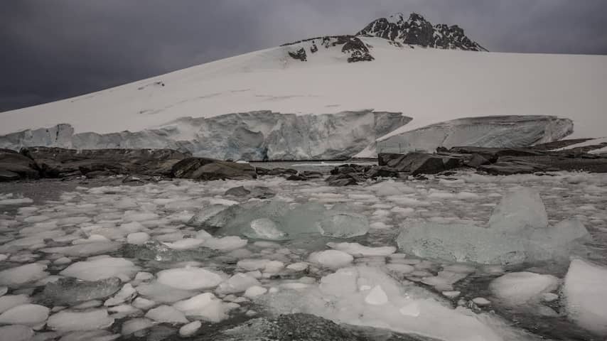 Age-old microorganisms in melting ice are at risk according to the UN report