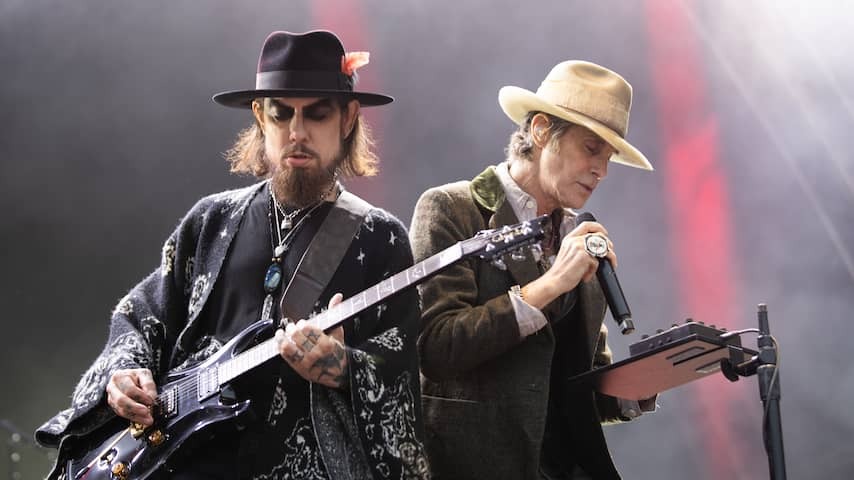 Band members Jane's Addiction sue each other after fighting on stage