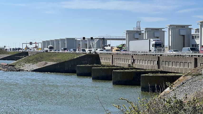 Heat, salt water and broken sensor: Afsluitdijk closed three times in three days