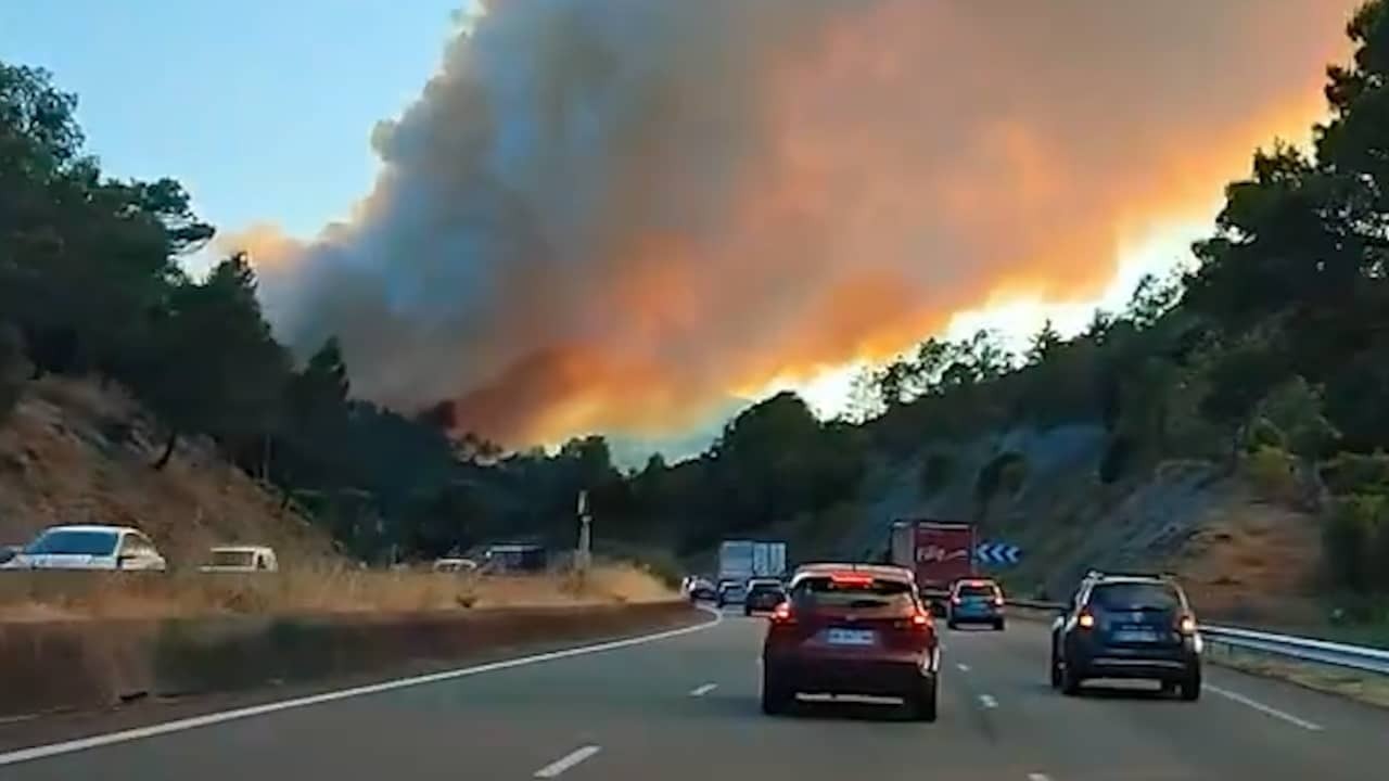 Image from video: Motorists film forest fires from the highway in France