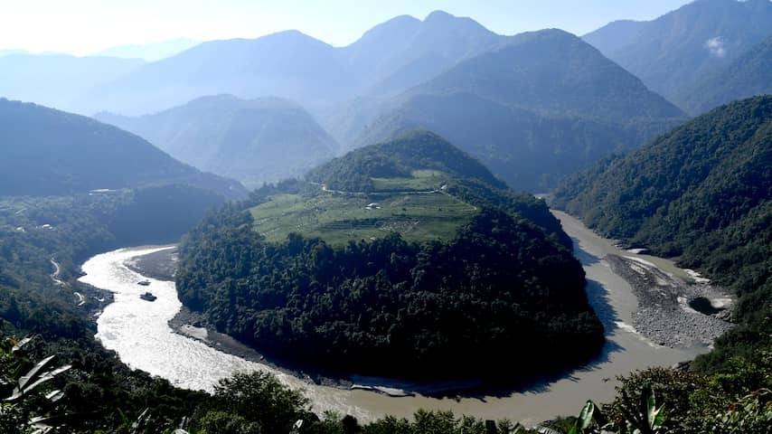 China starts with construction largest dam in the world, India and Bangladesh are delivered