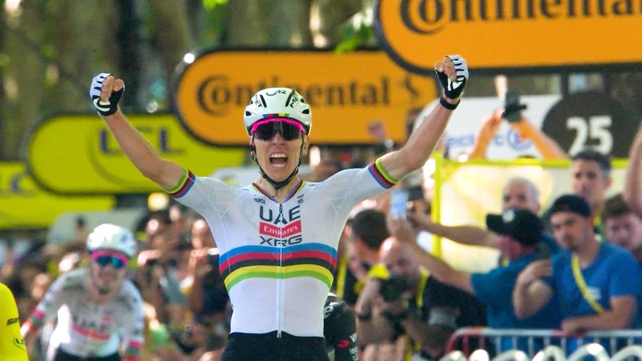Image from Video: Pogacar is correct by the Van der Poel geltrant carrier in exciting sprint