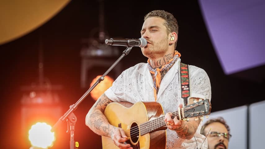 Douwe Bob has left the Netherlands with the Netherlands due to death threats