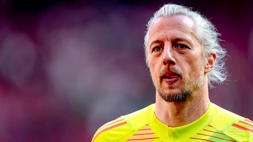 Ajax continues for years with a 41-year-old Pasveer: 'Important link in selection'