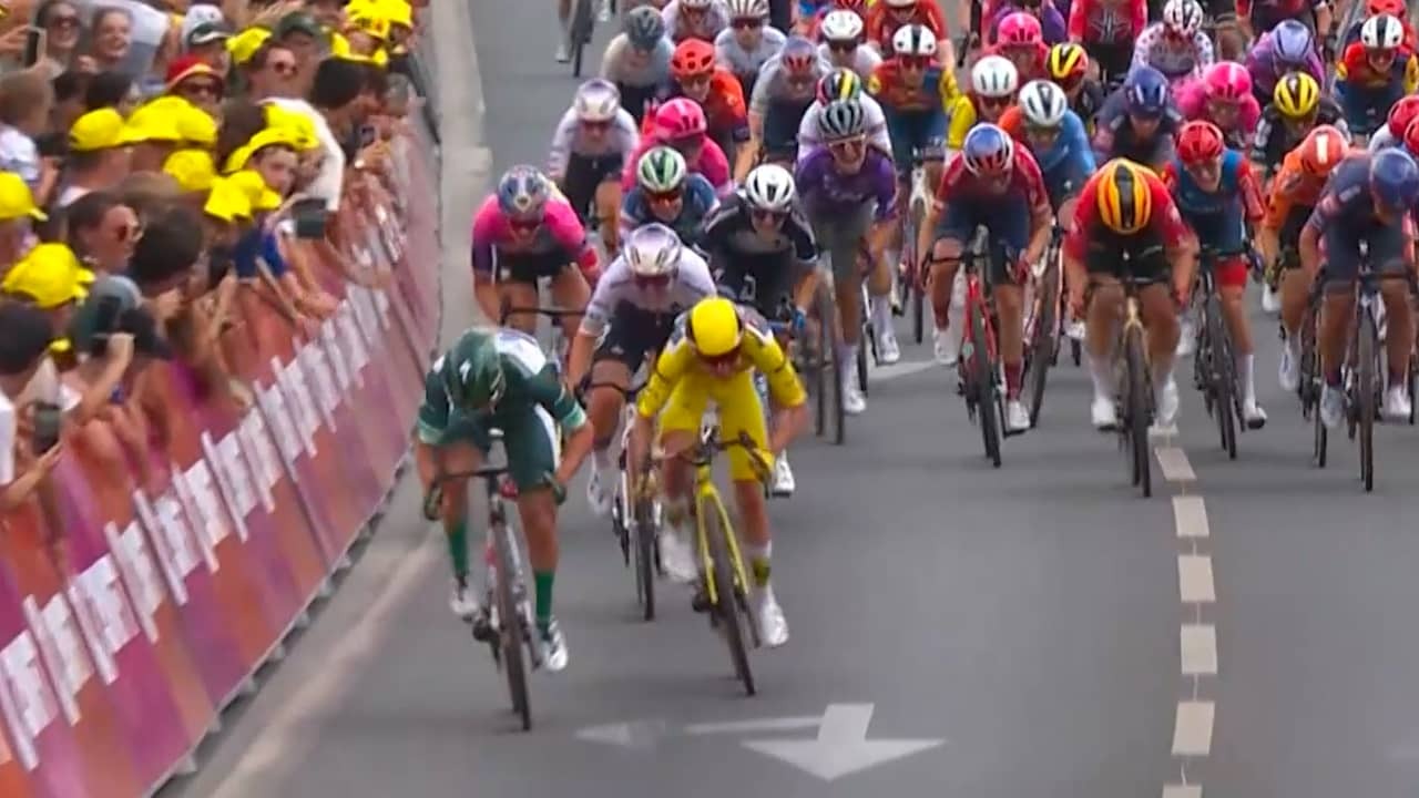 Image from video: View how Wiebes again beats Vos in mass sprint