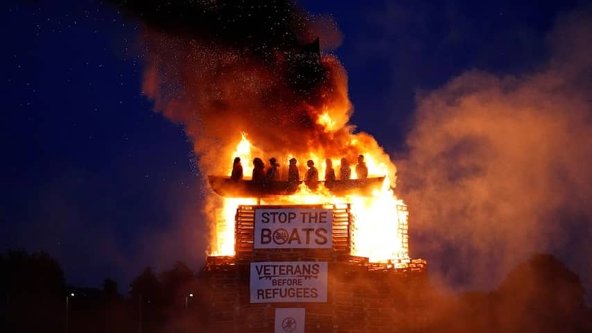 Northern Irish loyalists burn dolls from refugees during bonfire