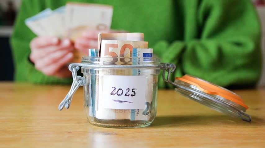 Never before we put so much money on savings account as in May