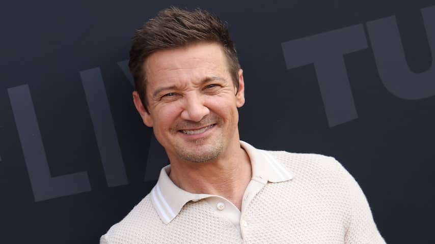 Actor Jeremy Renner still has hurt in teeth after accident with snow shur