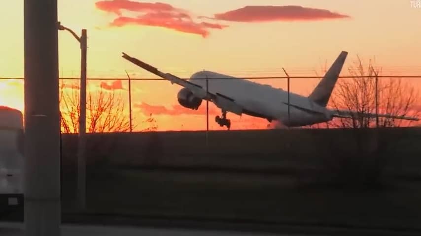Plane makes nerve -racking landing through turbulence