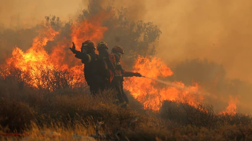 Hundreds of residents and tourists evacuated because of natural fire in Crete