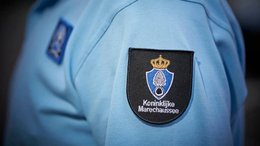 Foreign military seriously injured after parachute jump in Gelderland