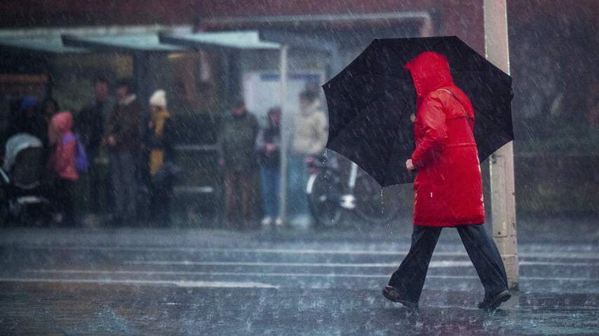 Drenthe in particular suffer from heavy showers: dropped electricity and streets are white