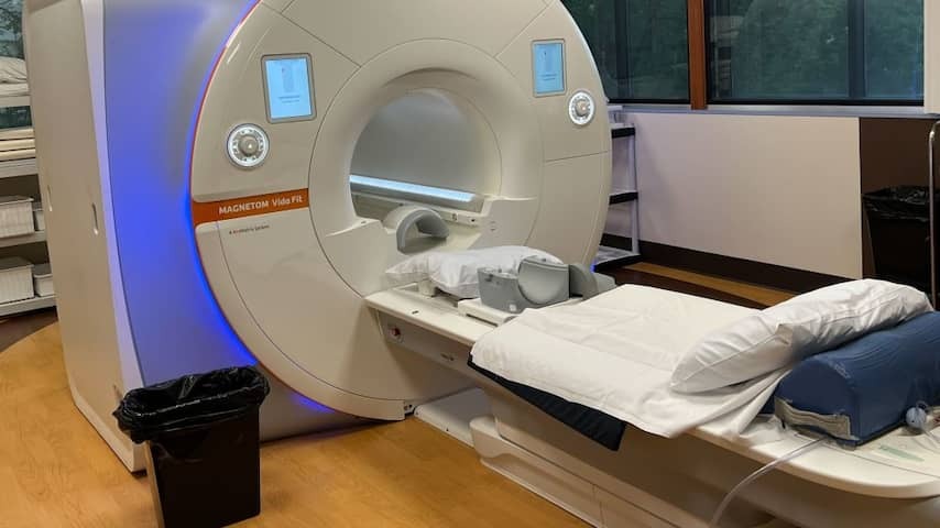 American dies after he has been pulled into MRI scanner by heavy necklace
