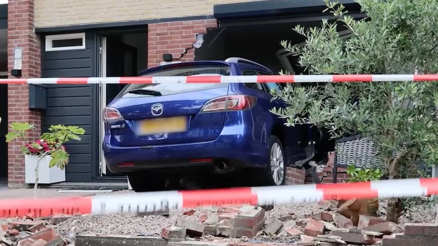 Car in Hengelo drives in at home because father (11) leaves behind the wheel