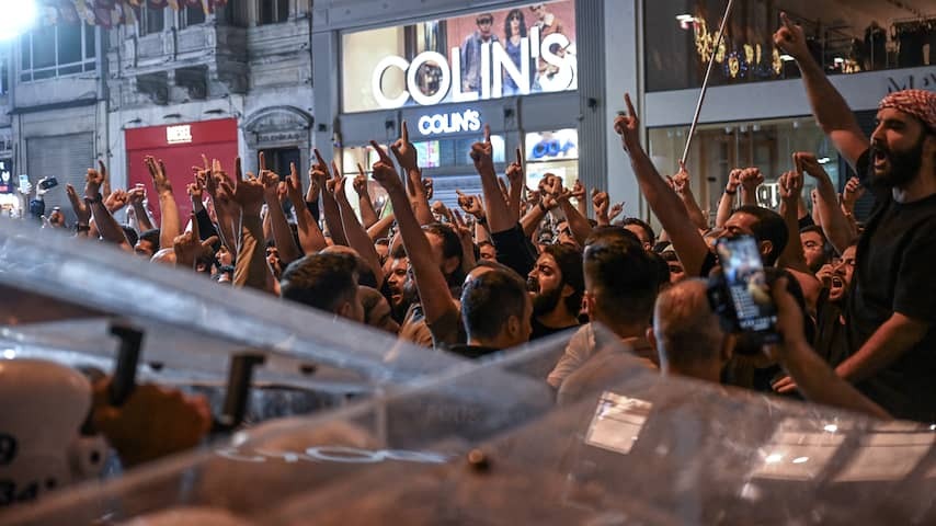 Turkey arrests three cartoonists because of Mohammed spot print
