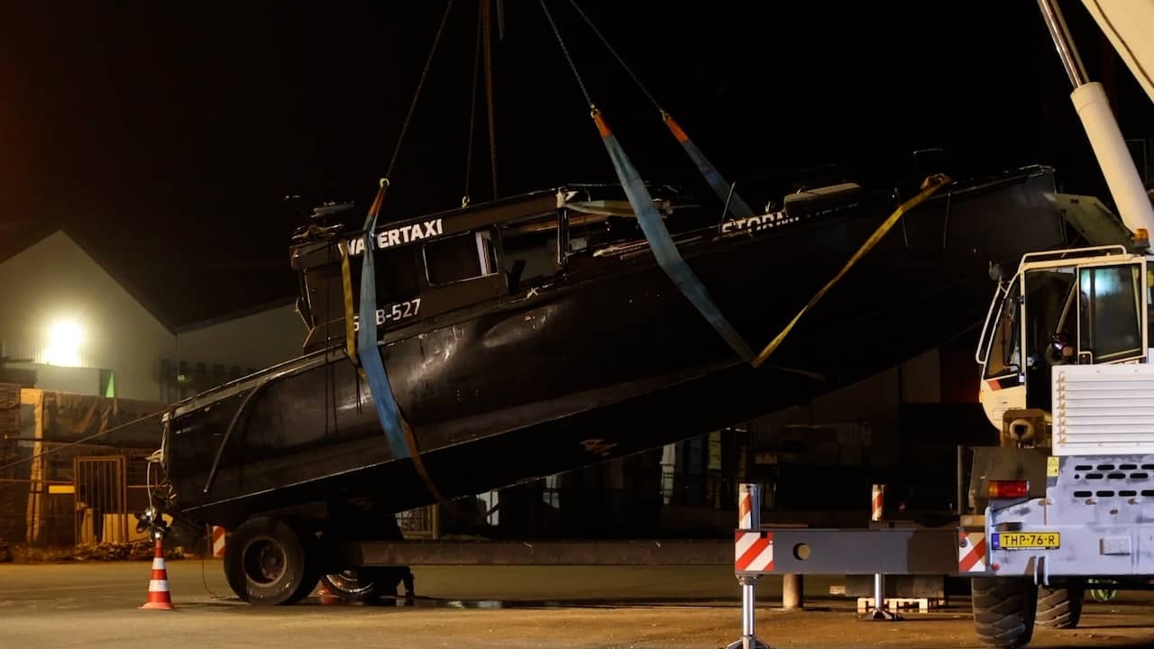 Image from Video: Watertaxi Stormloper Hoisted Ashore in Harlingen