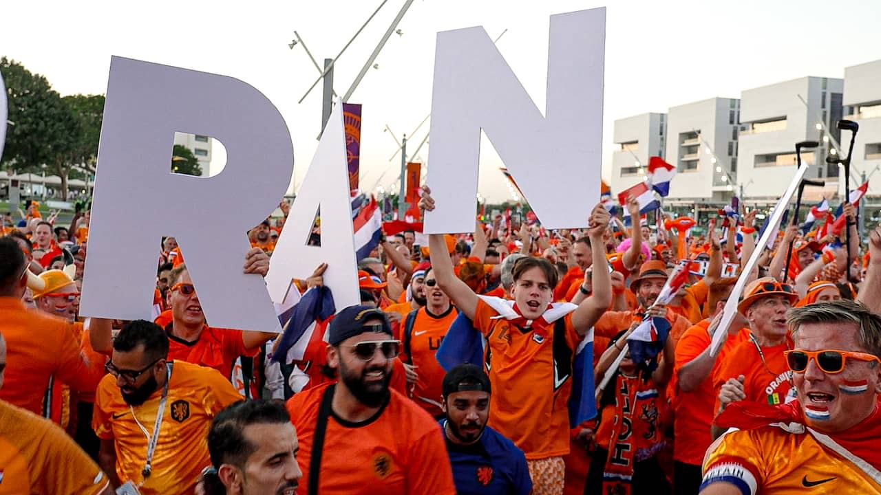 Image from Video: Just in Qatar, Fans Dance to Snollebollekes in Front of the Iconic Oranjebus