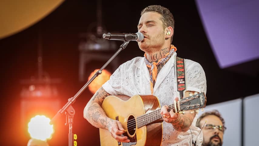 Douwe Bob says he left the Netherlands with the Netherlands on the advice of the police