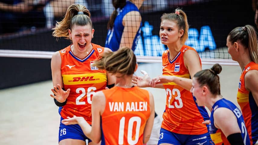 Dutch volleyball players stunt against title holder Serbia in the eighth finals of the World Championship