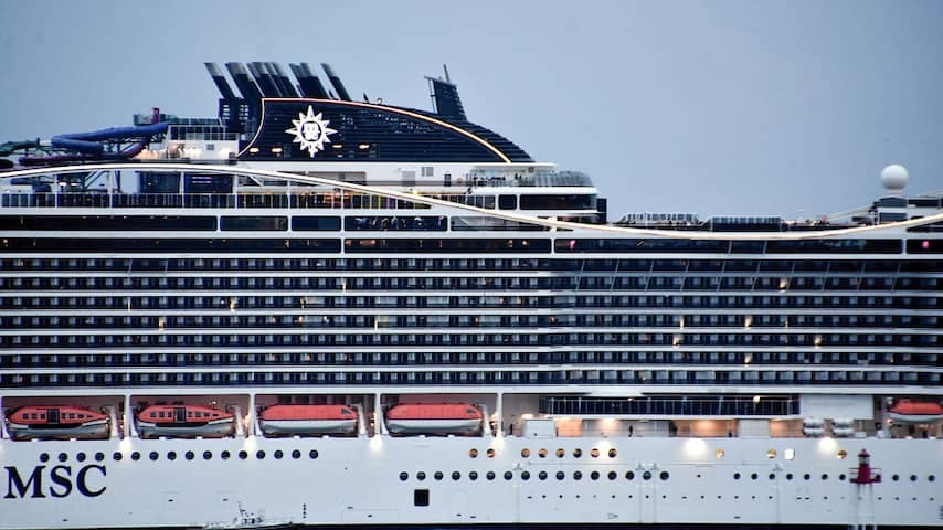 Stranded cruise ship with 8,500 people on board can go to Sicily after hours