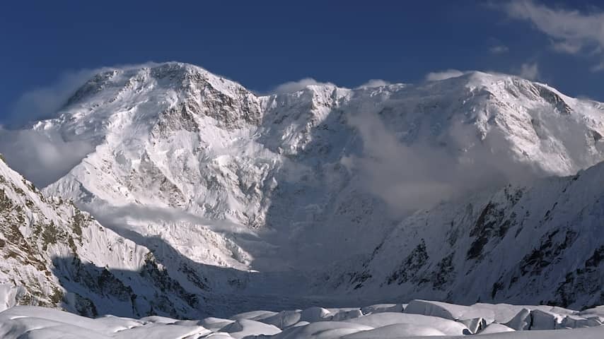 Stranded Russian mountaineer probably died at a height of 7,000 meters