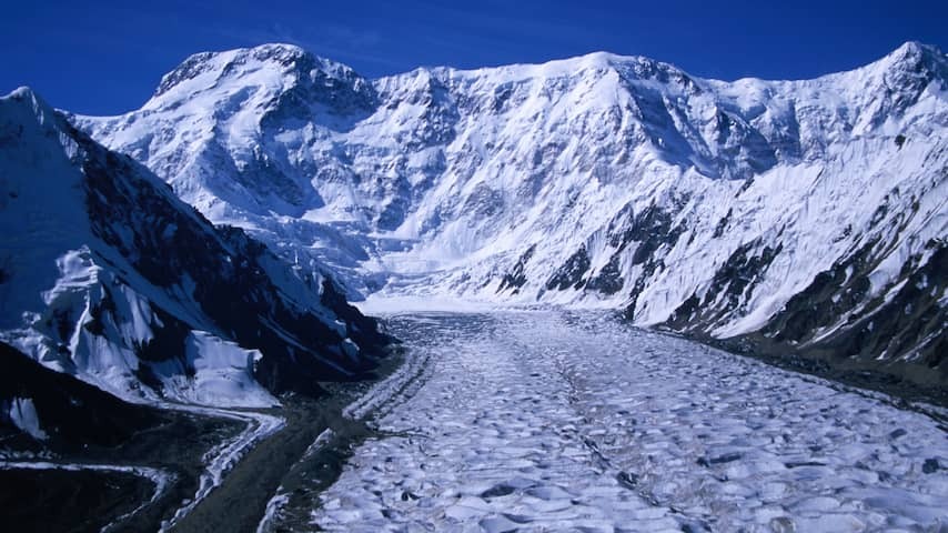 Search for Russian climber with broken leg at 7,000 meters stopped