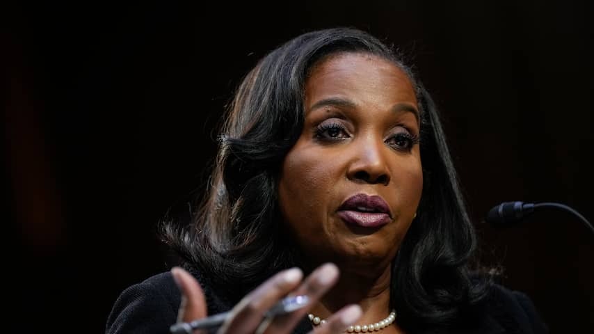 Fed-director Cook was fighting off from the court by Trump.