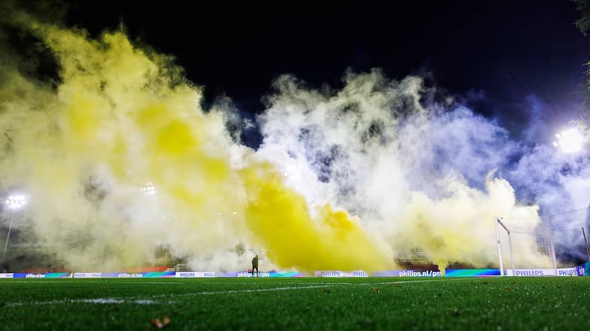 Vitesse fans stop Jong PSV from Bos with yellow smoke bombs