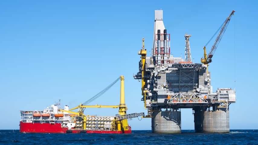 Prices of oil and gas drop prior to meeting Trump and Putin