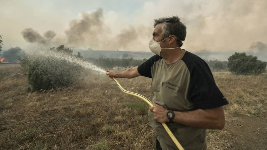 Through forest fires in France for hours in a traffic jam: 'Her smells like barbecue'