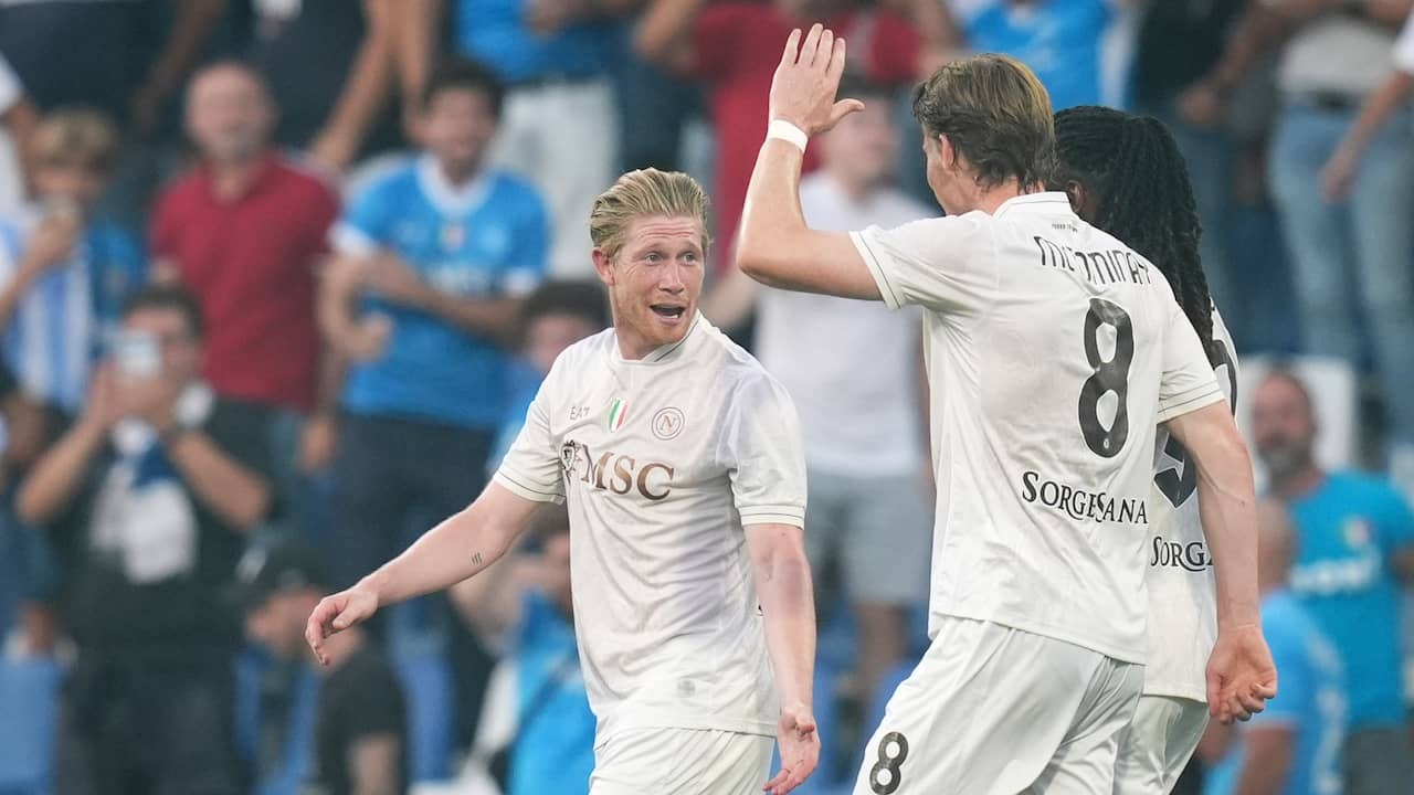 Image from Video: De Bruyne makes the first goal for Napoli via free kick