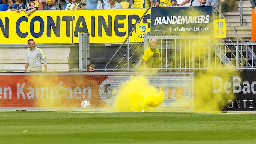 Police pick up five Vitesse fans because of yellow smoke bombs at RKC-Almere City