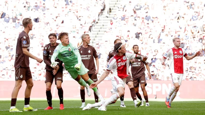 Telstar smoke stunt at Ajax: 'Strange, it feels like a missed opportunity'