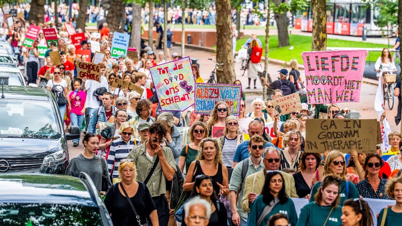Image from Video: Protesters in Rotterdam run protest march against femicide