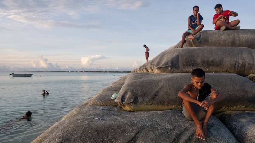 Inhabitants of drowning island state get 'climate visa' in Australia