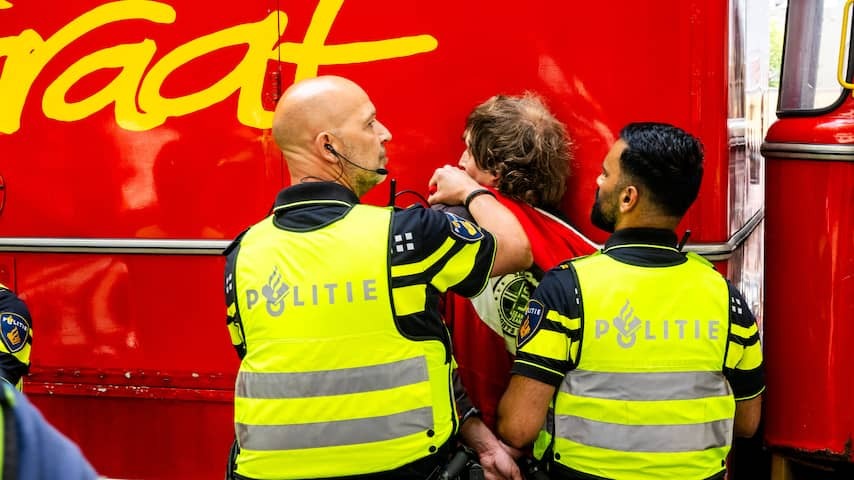 Man storms on stage and takes a microphone at Femicideprotest in Rotterdam