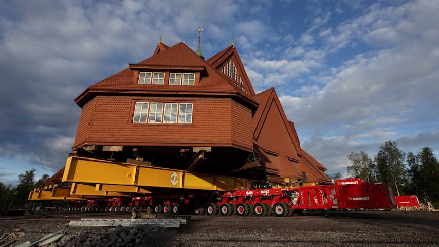 Swedish church of 600 tons is moved on wheels: 5 kilometers in two days