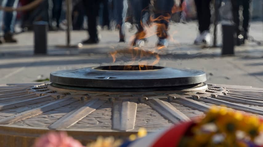 Man arrested after he picked cigarette with flame of French war memorial
