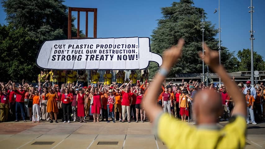 Greenpeace demonstration for kick -off plastictop in Geneva