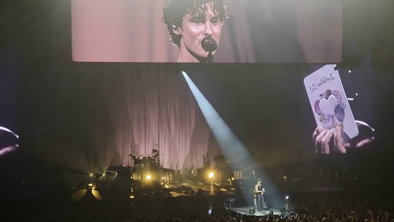 Image from Video: Shawn Mendes does gender reveal for fan in Ziggo Dome