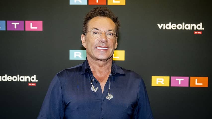 Gerard Joling in the plaster for torn Achilles tendon