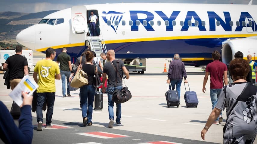 Ryanair is going to reward staff who remarks too large luggage with higher bonus
